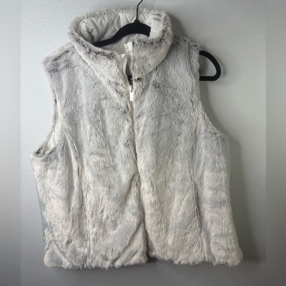Weatherproof XL Faux Fur Reversible Vest - Picture 1 of 8